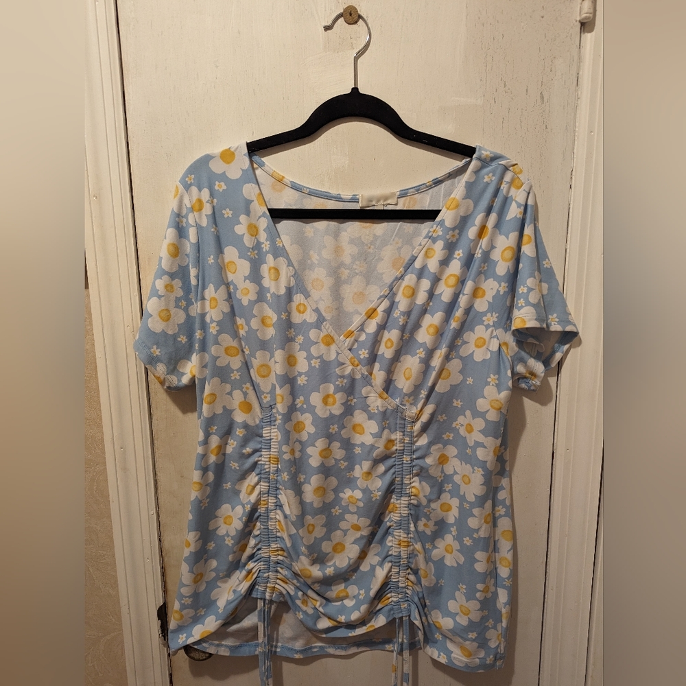 Light blue with white & yellow flowers, v-neck, short sleeve blouse, size 3X